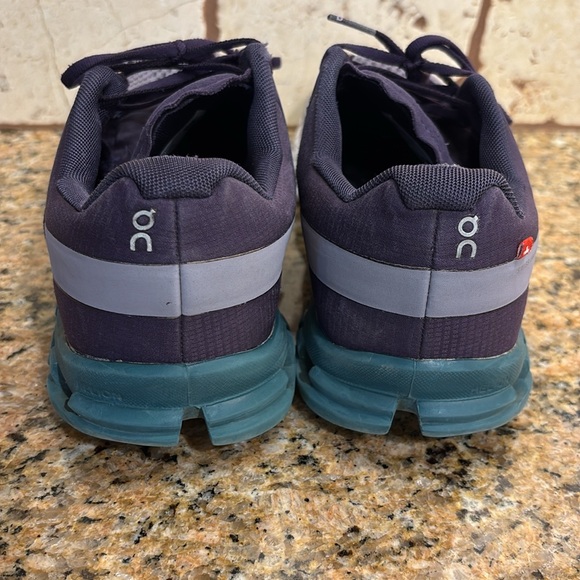 Women’s size 8 OnCloud runners - Picture 5 of 7